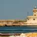 Da 134 anni vede ogni giorno arrivare e partire centinaia di imbarcazioni che, una volta giunte in citt, non mancano mai di porgergli un saluto suonando la propria sirena. Parliamo del Faro Borbonico, grazioso edificio in pietra che svetta allestremo limite dellomonimo molo, nella parte pi antica del Porto di Bari
